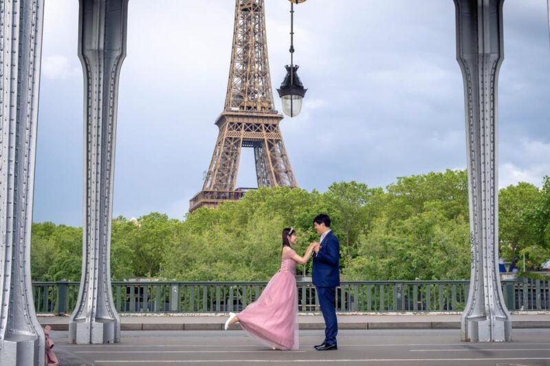 photo-session-for-couples-with-flowers-around-eiffel-tower