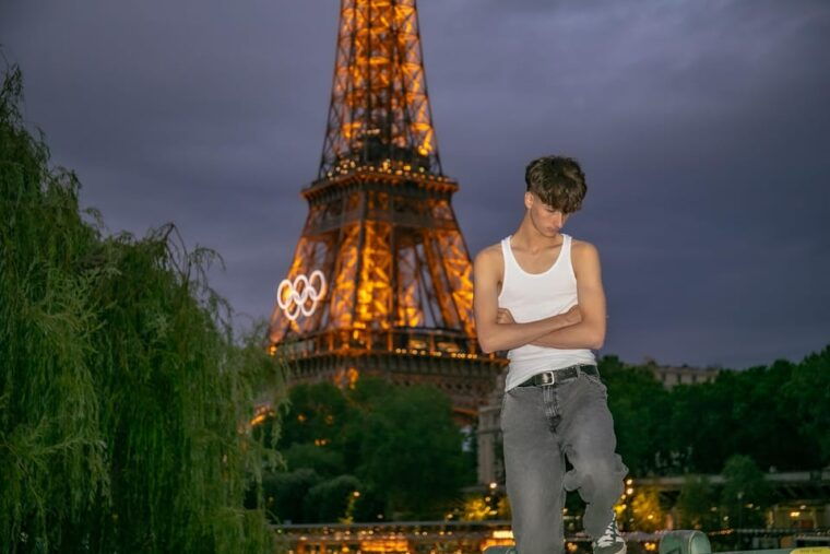 photo-session-for-couples-with-flowers-around-eiffel-tower