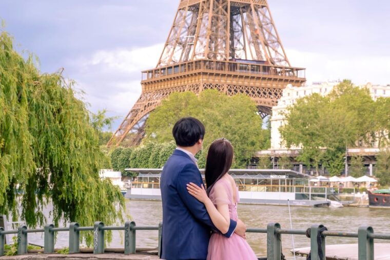 photo-session-for-couples-with-flowers-around-eiffel-tower