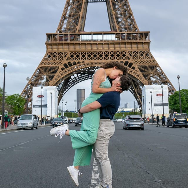 photo-session-for-couples-with-flowers-around-eiffel-tower