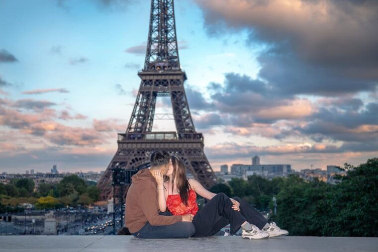 photo-session-for-couples-with-flowers-around-eiffel-tower