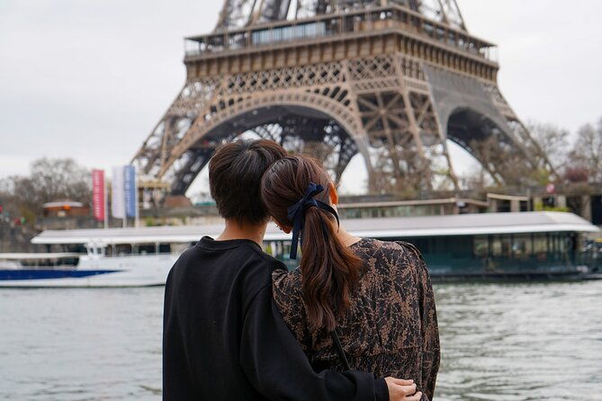 photo-session-in-paris-photographer-at-the-eiffel-tower