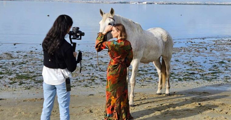 photo-session-with-horses-on-the-beach-or-in-the-countryside