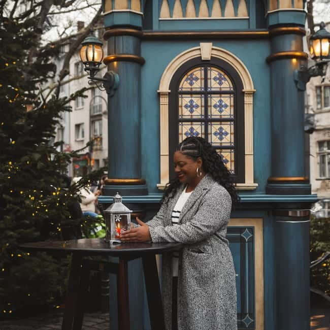 Photo shoot at the Cologne Christmas market with a local photographer - What to Expect from Your Cologne Christmas Market Photo Shoot
