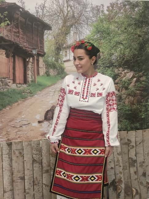Photos with traditional costumes in Sofia - Key Points