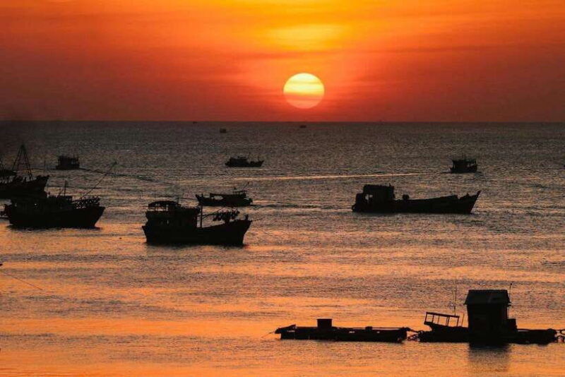 phu-quoc-night-squid-fishing-tour-with-dinner
