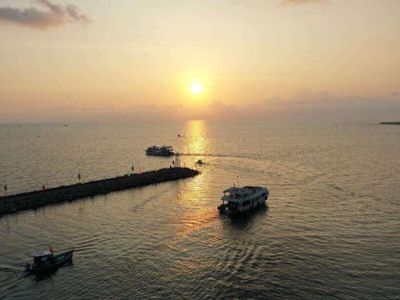 phu-quoc-night-squid-fishing-tour-with-dinner