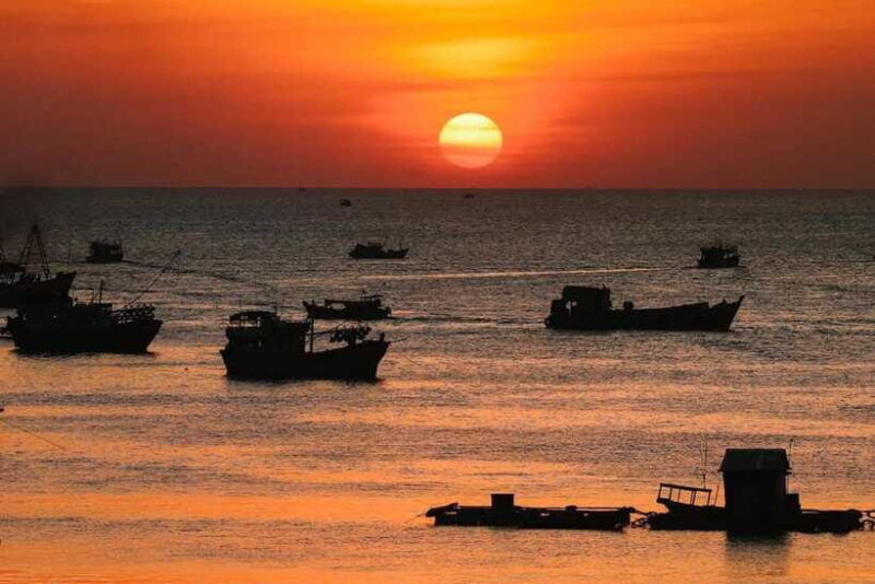 phu-quoc-night-squid-fishing-tour-with-dinner