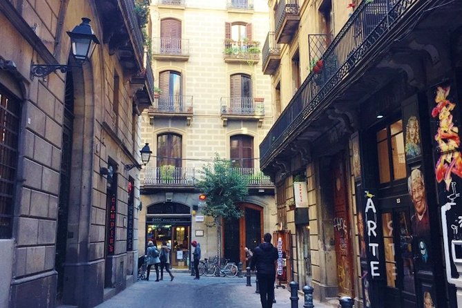 picasso-in-barcelona-max-6-people-walk-el-born-and-picasso-museum