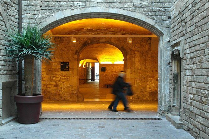 picasso-small-group-walking-tour-with-museum-skip-the-line-ticket