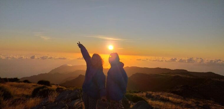 pico-do-arieiro-private-4x4-sunrise-trip-with-hot-drinks