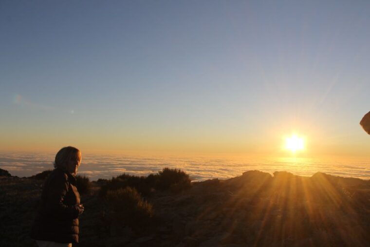 pico-do-arieiro-private-4x4-sunrise-trip-with-hot-drinks