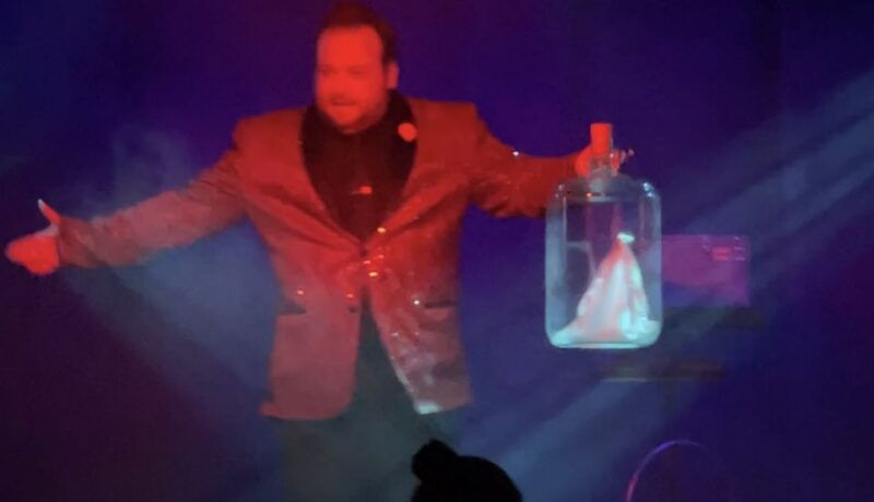 pigeon-forge-steven-bests-unbelievable-magic-show