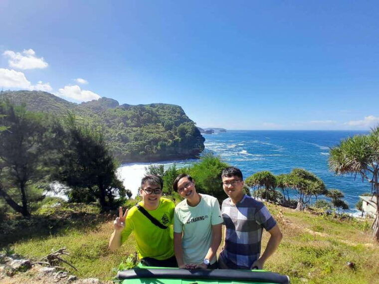 pindul-cave-oyo-river-tubing-timang-beach-adventure-trip