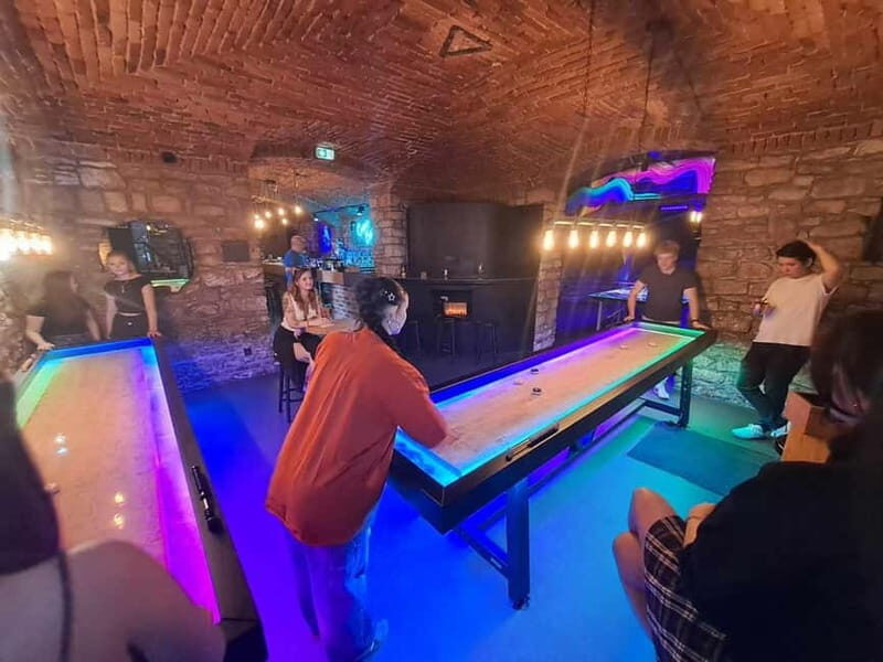 Ping pong or shuffleboard for up to 6 players - Highlighted Features