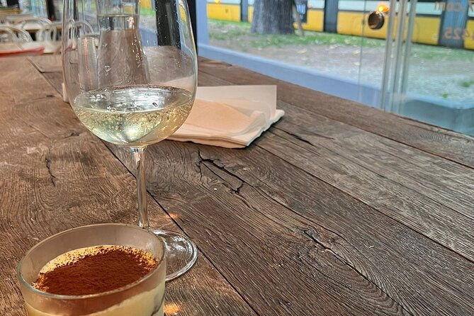 pizza-chocolate-tiramisu-and-wine-tasting-in-milan