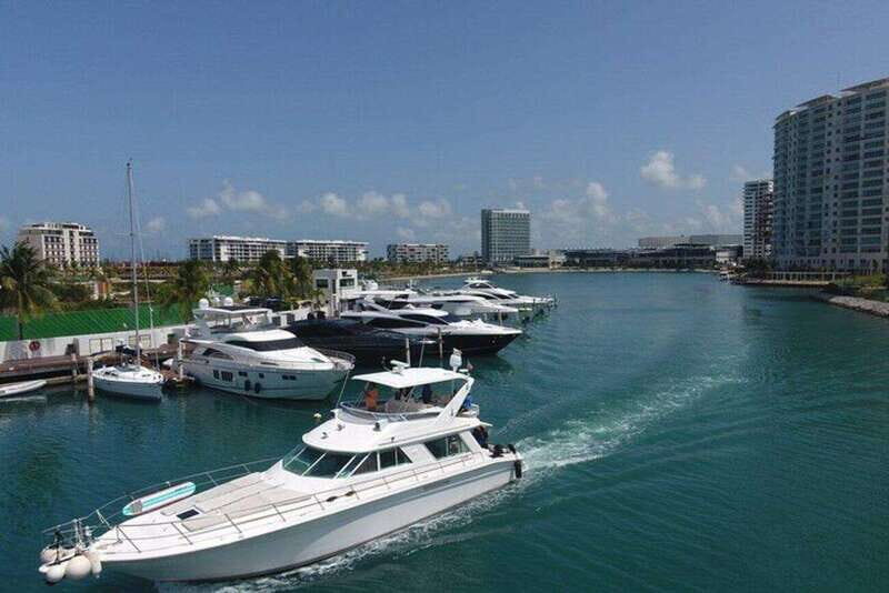 Playa Mujeres: Private Yacht Rental - 4-hour SR55H4 - Key Points