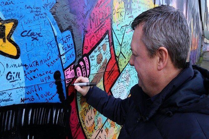 Political Taxi Tour Belfast (1-7 People) - Who Should Consider This Tour?