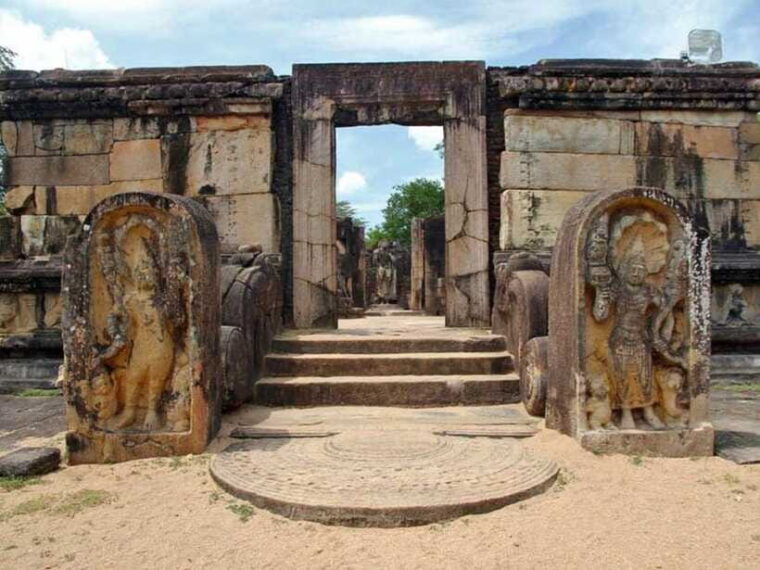 polonnaruwa-private-guided-cycling-tour