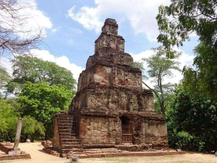 polonnaruwa-private-guided-cycling-tour