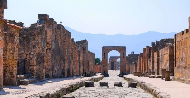 pompeii-archaeological-site-entry-and-guided-tour