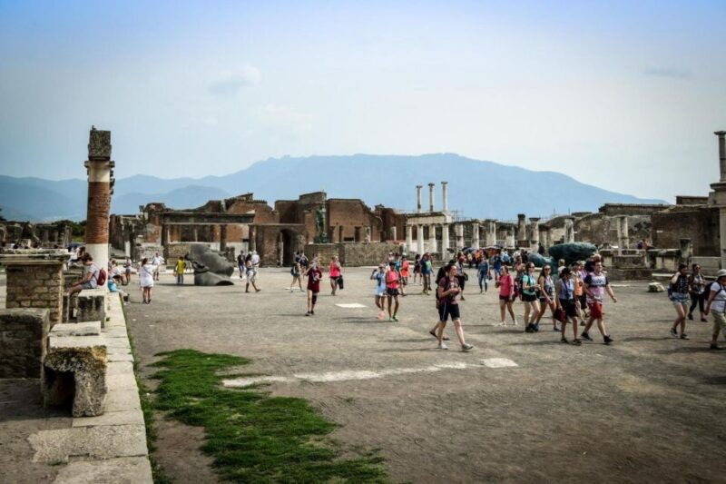 pompeii-group-tour-with-an-archeologist-guide