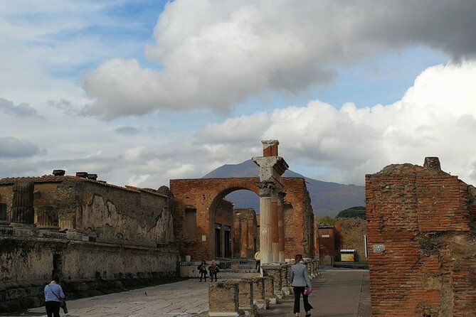 pompeii-guided-walking-tour-with-included-entrance-at-pompeii-ruins
