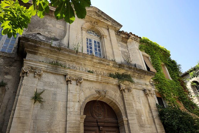 pont-du-gard-to-villeneuve-les-avignon-chateauneuf-du-pape-wine-private-tour