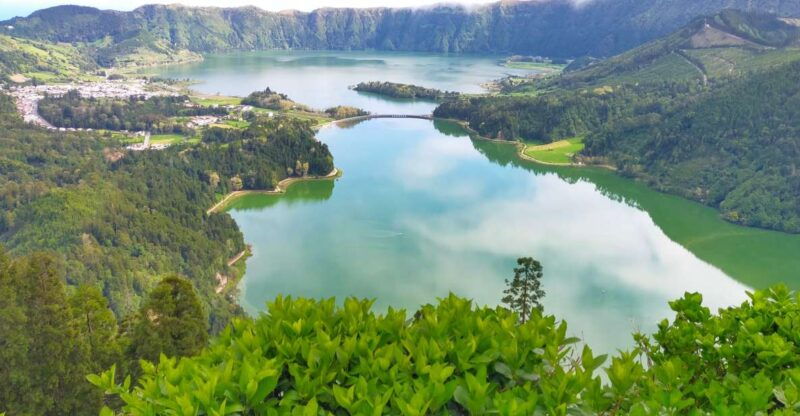 ponta-delgada-private-tour-sete-cidades-green-and-blue-lakes