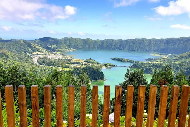 ponta-delgada-shore-excursion-sete-cidades-blue-green-lake