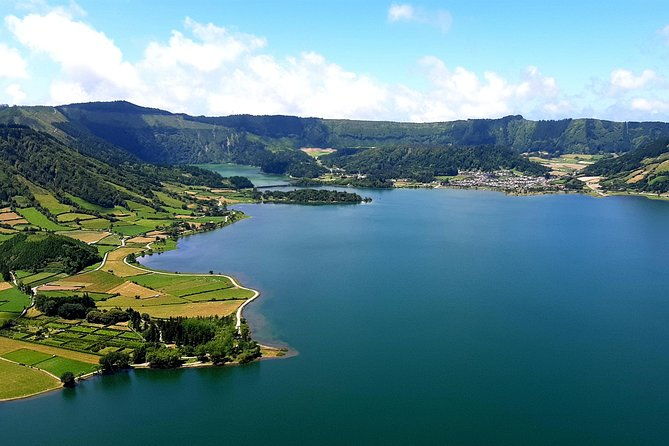 ponta-delgada-shore-excursion-sete-cidades-blue-green-lake