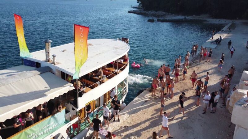 Pore: Boat Party Cruise with Drinks, DJ, and After-Party - Setting Sail and the First Impressions