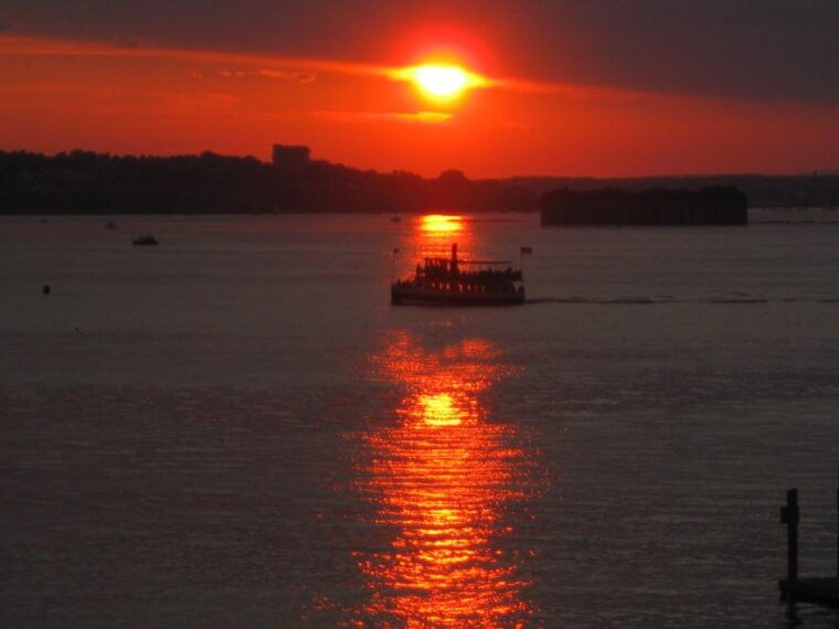 portland-casco-bay-sunset-and-lighthouse-cruise