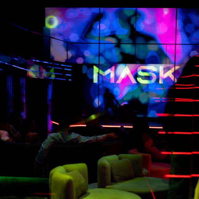 porto-bachelor-party-offer-of-a-glass-of-champagne-or-drink