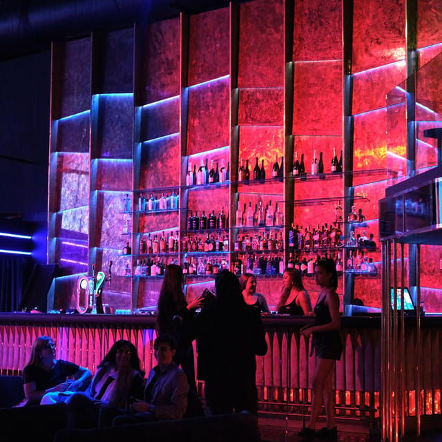 porto-bachelor-party-offer-of-a-glass-of-champagne-or-drink