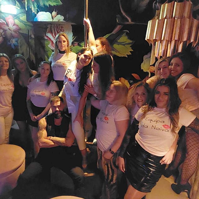 porto-bachelor-party-offer-of-a-glass-of-champagne-or-drink