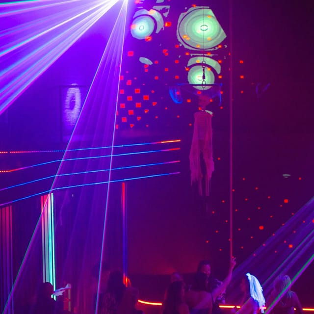 porto-bachelor-party-offer-of-a-glass-of-champagne-or-drink