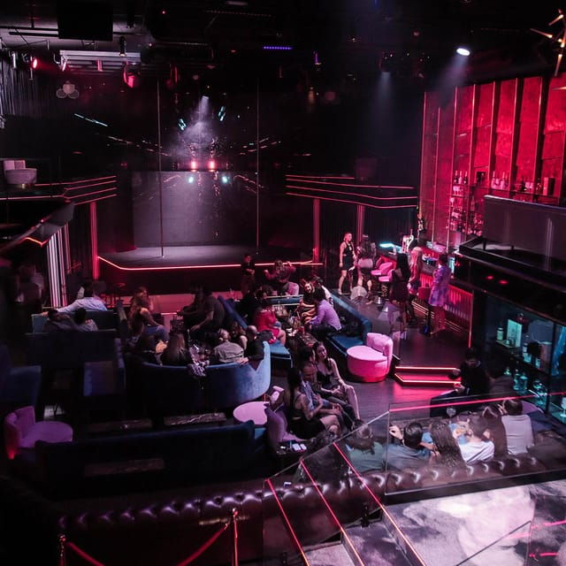 porto-bachelor-party-offer-of-a-glass-of-champagne-or-drink