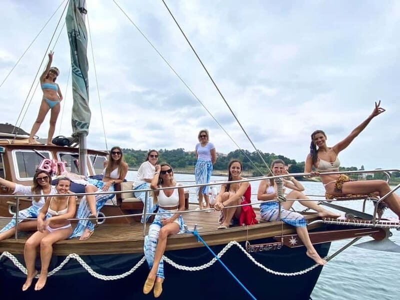 Porto : Bachelorette Party on Private Boat (1-10px) - Key Points