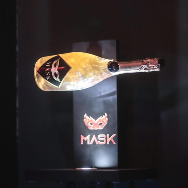 porto-cabaret-pole-shows-offer-a-glass-of-champagne