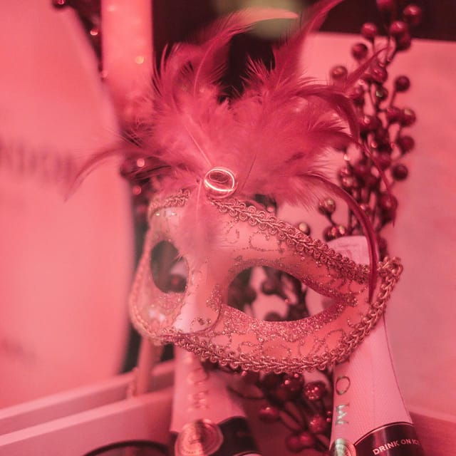 porto-cabaret-pole-shows-offer-a-glass-of-champagne