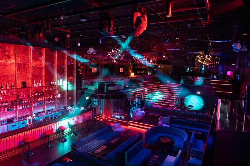 porto-cabaret-pole-shows-offer-a-glass-of-champagne