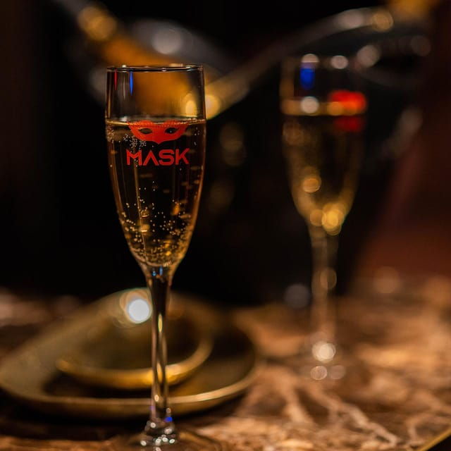 porto-cabaret-pole-shows-offer-a-glass-of-champagne