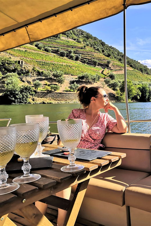 porto-douro-valley-2-wineries-lunch-private-boat-trip