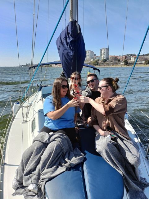 porto-exclusive-party-aboard-a-charming-sailboat-with-drink