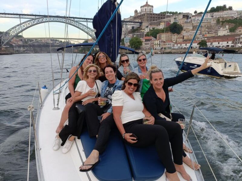porto-exclusive-party-aboard-a-charming-sailboat-with-drink