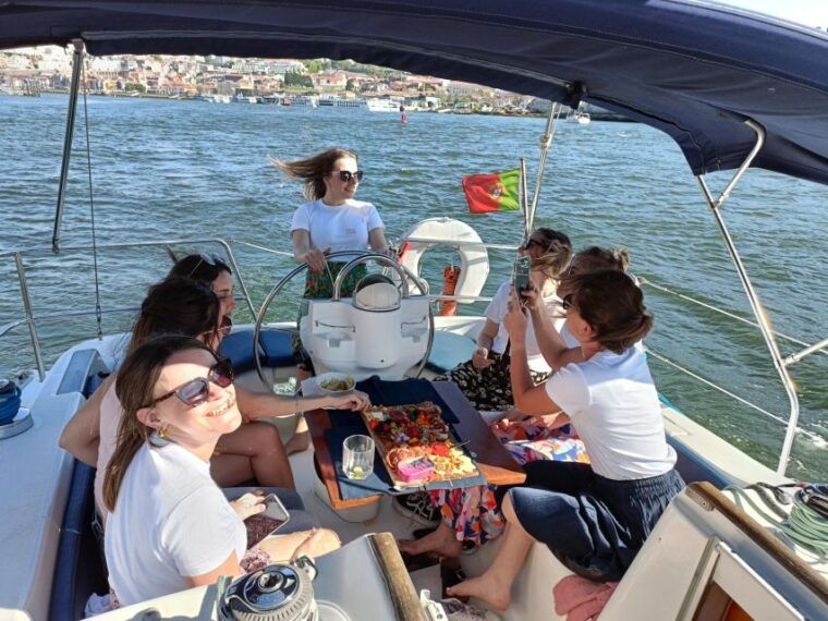 porto-exclusive-party-aboard-a-charming-sailboat-with-drink