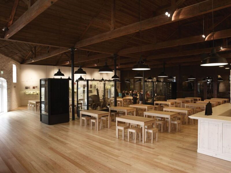 porto-grahams-port-lodge-tour-with-premium-wine-tastings