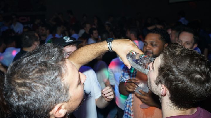 porto-pubcrawl-with-6-drinksvip-club-entry
