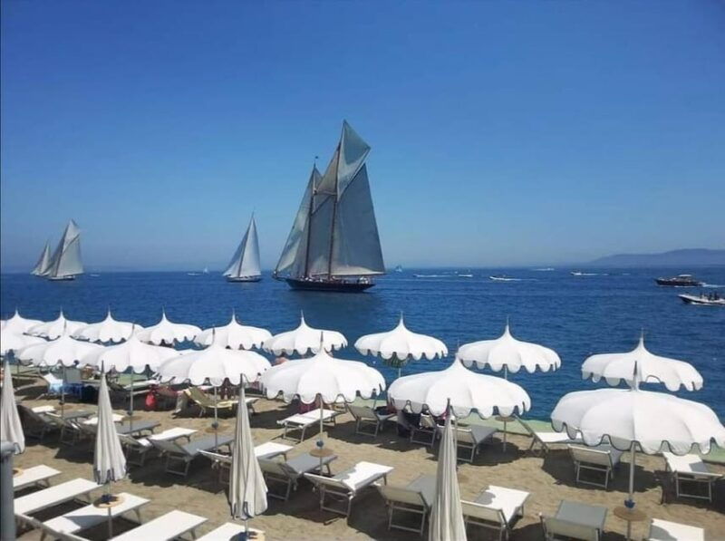 porto-santo-stefano-la-caletta-beach-club-cocktails-under-the-umbrella